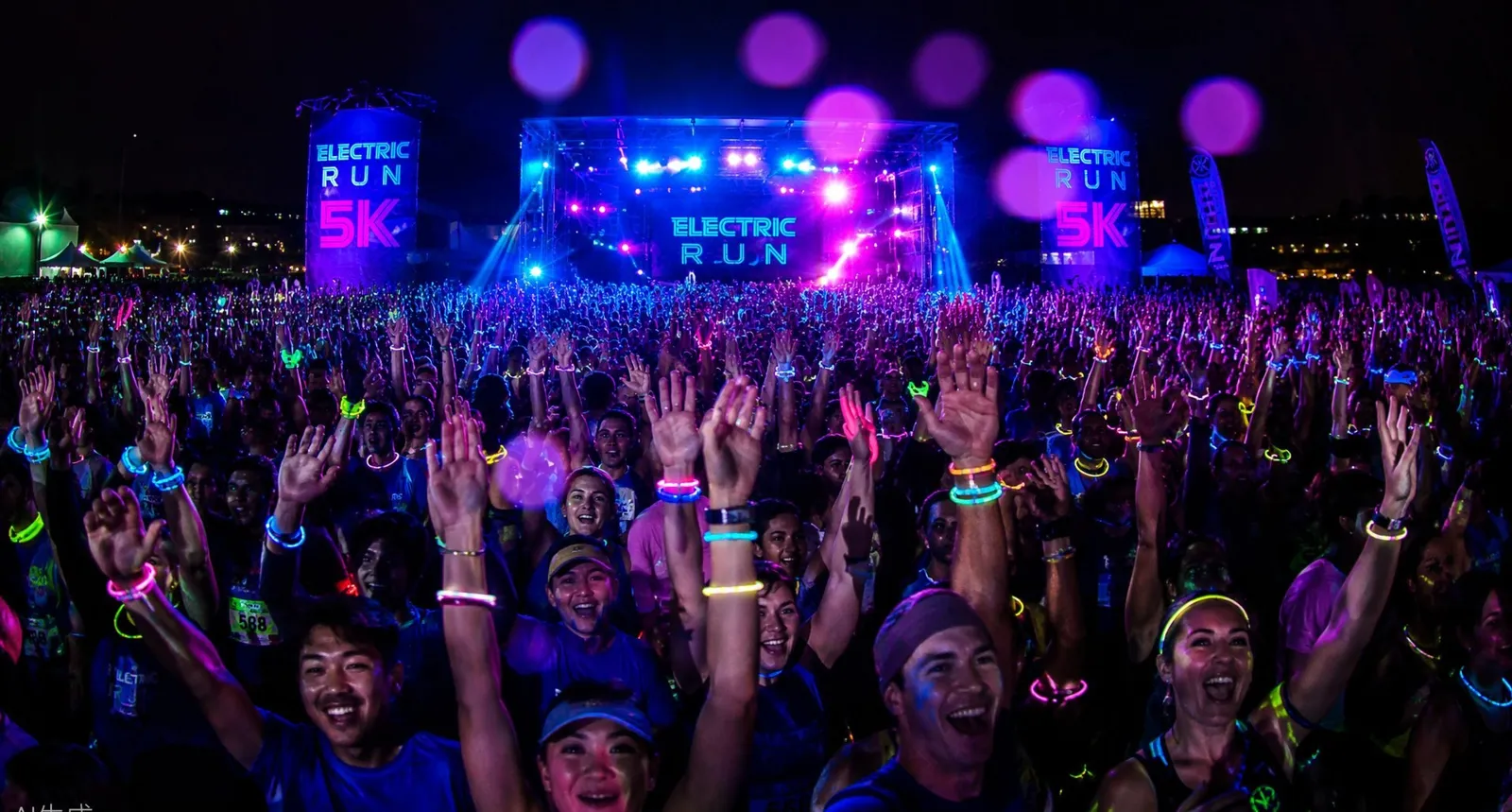 Electric Run night crowd